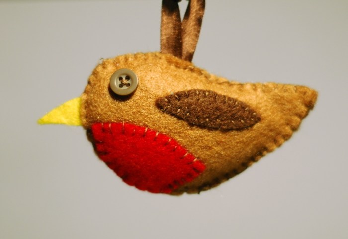 How to make a felt robin christmas decoration