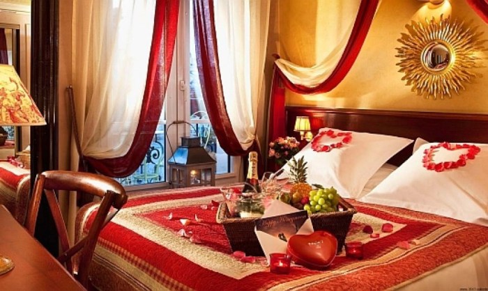 How to decorate romantic hotel room