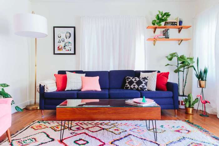 How to decorate living room with blue couch