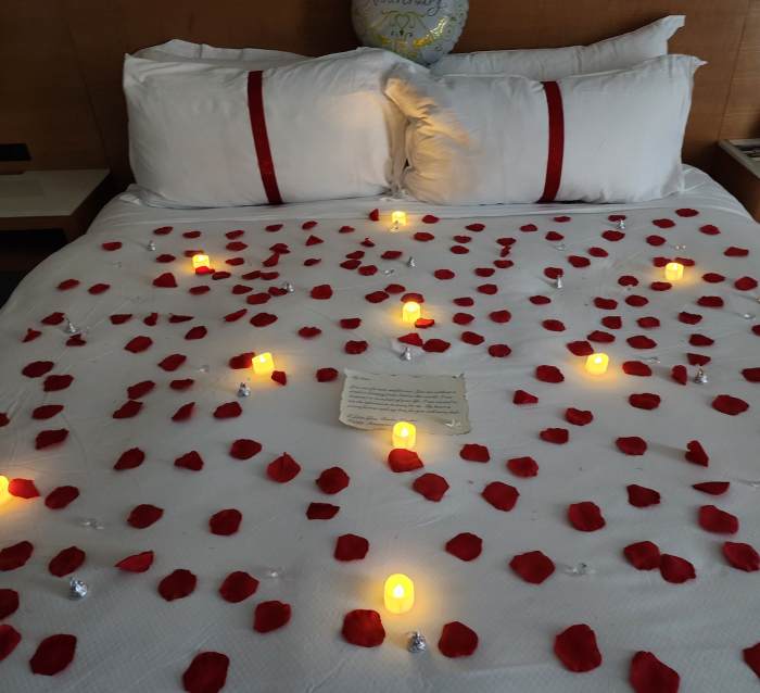 How to decorate romantic hotel room