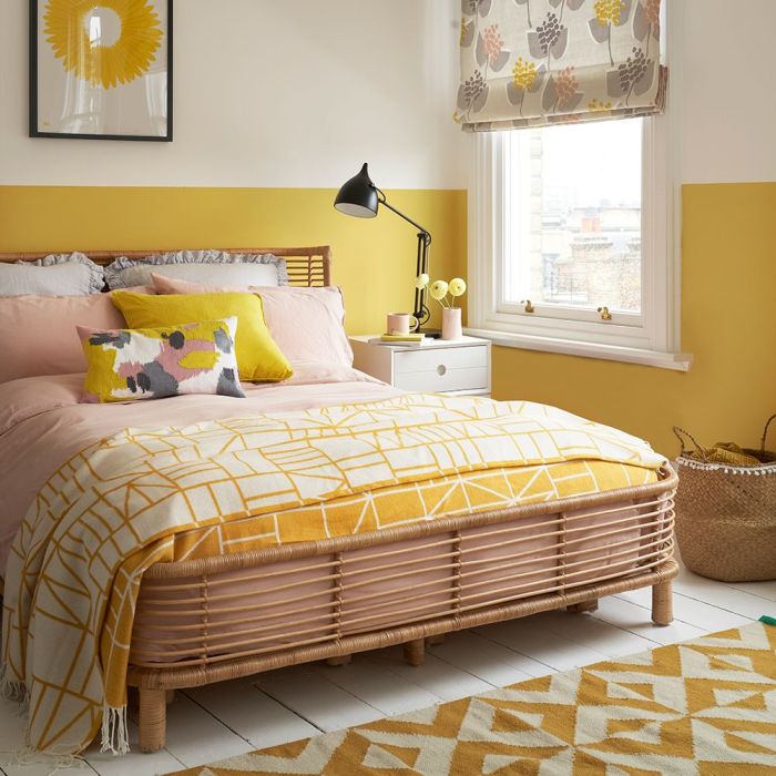 How to decorate a mustard yellow room